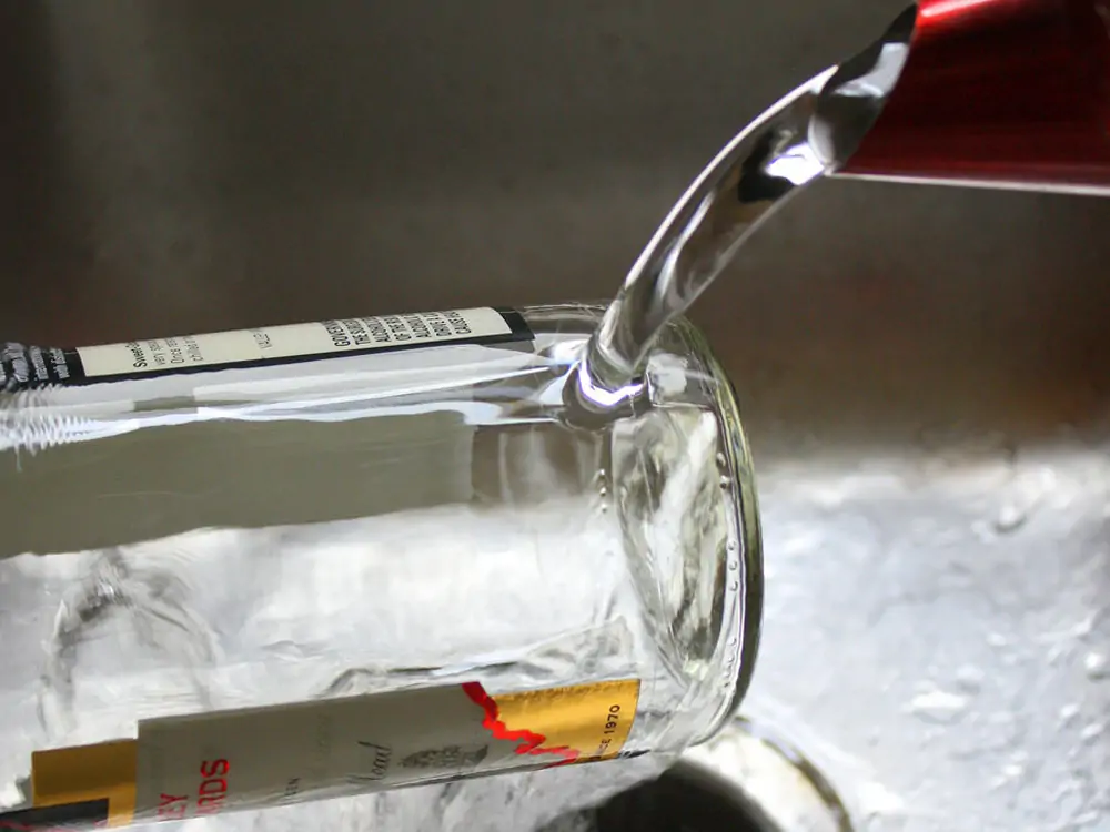 how to cut a glass bottle with boiling water